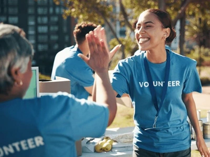 Luxe Lane Community Foundation volunteers working together